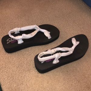 sketchers yoga foam heeled flip flop